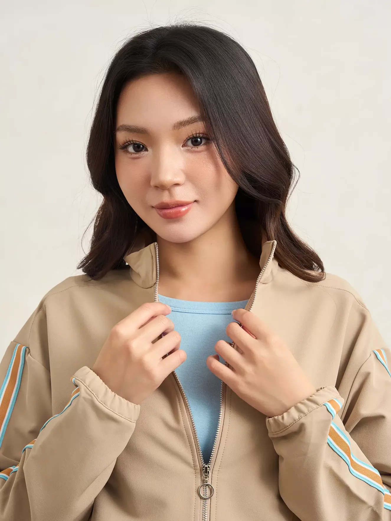 Áo Khoác Gió Nữ Cổ Dựng 5S Fashion Phối Line Màu Phom Regular WBAKG25001