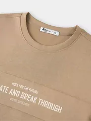 Áo Nỉ Nam 5S Fashion Cổ Tròn In Chữ Phom Regular M0ANI25012